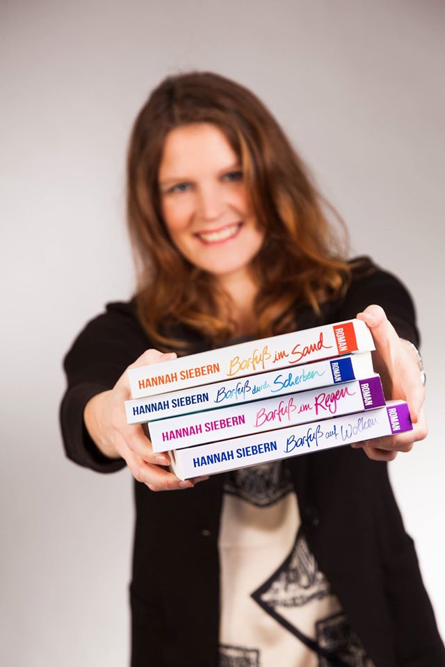 Hannah Siebern mit den ersten 4 Büchern der Barfuß Reihe in der Hand
