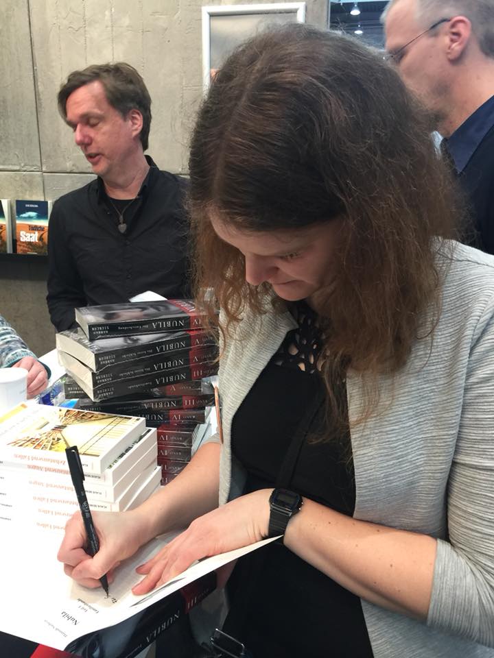 Hannah Siebern signiert Bücher für Ihre Fans auf der Buchmesse 2018